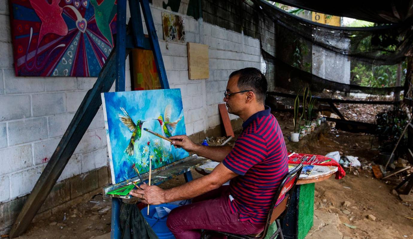 Desde hace cuatro años Romar Yair Mejías artista venezolano se dio a la tarea de transformar este pequeño espacio en el barrio Aranjuez, que previamente fue utilizado como basurero, y poco a poco lo ha convertido un lugar artístico al aire libre Foto: Julio César Herrera