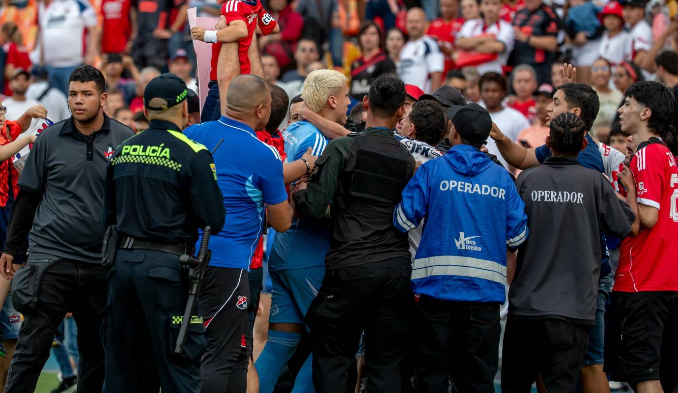 Más allá del resultado, el partido estuvo teñido por un incidente polémico protagonizado por el arquero uruguayo del DIM, Washington Aguerre. En un gesto que generó controversia, el guardameta sostuvo una acalorada discusión con un sector de la hinchada local, exacerbando aún más el ambiente de frustración en el Atanasio Girardot. Foto: Juan Antonio Sánchez