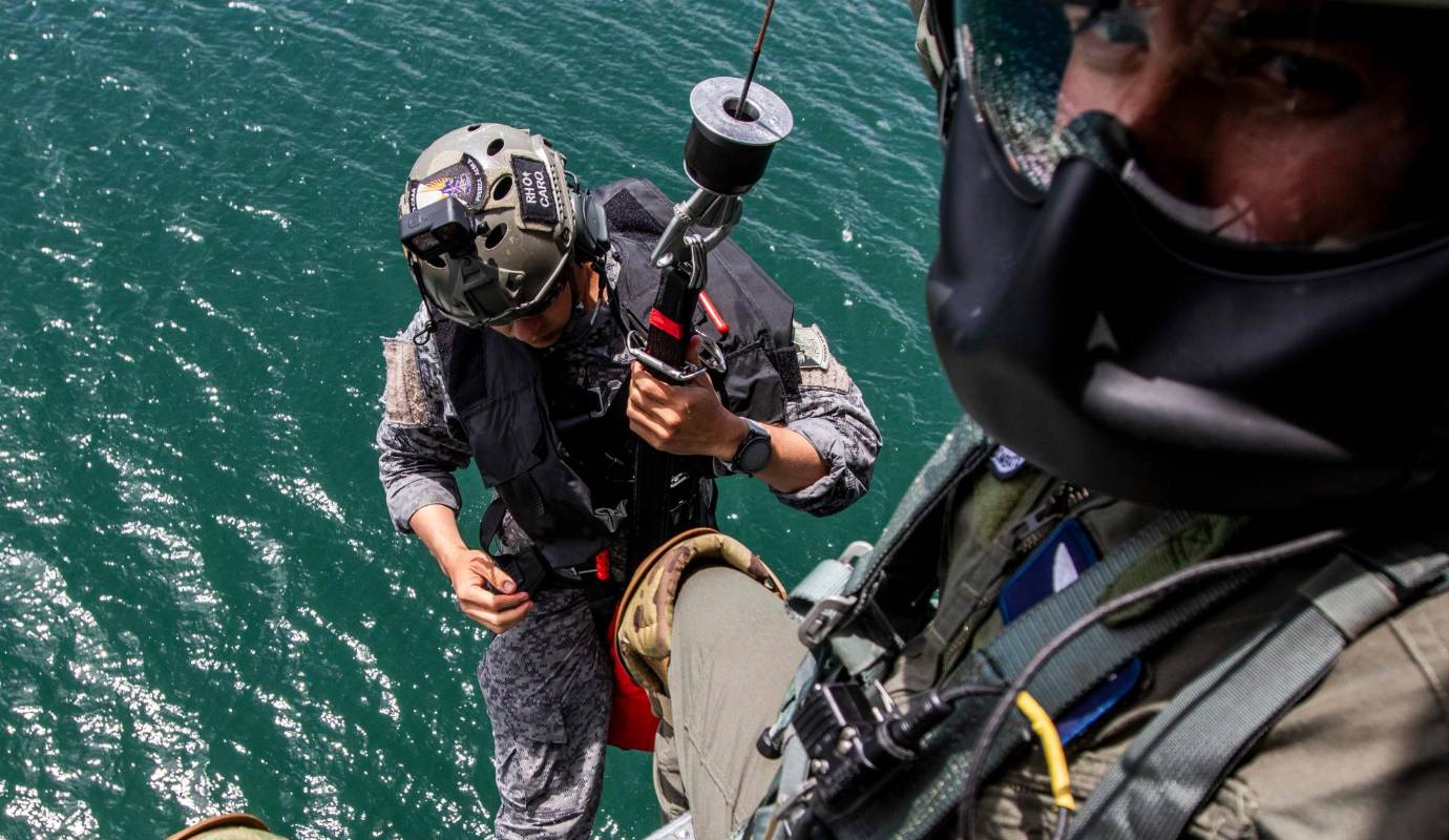 El ejercicio contó con la participación de helicópteros UH-60 Black Hawk, pilotos, técnicos de vuelo y comandos aéreos especiales, quienes unificaron tácticas, técnicas y procedimientos para optimizar las labores de rescate. Foto: Julio Herrera