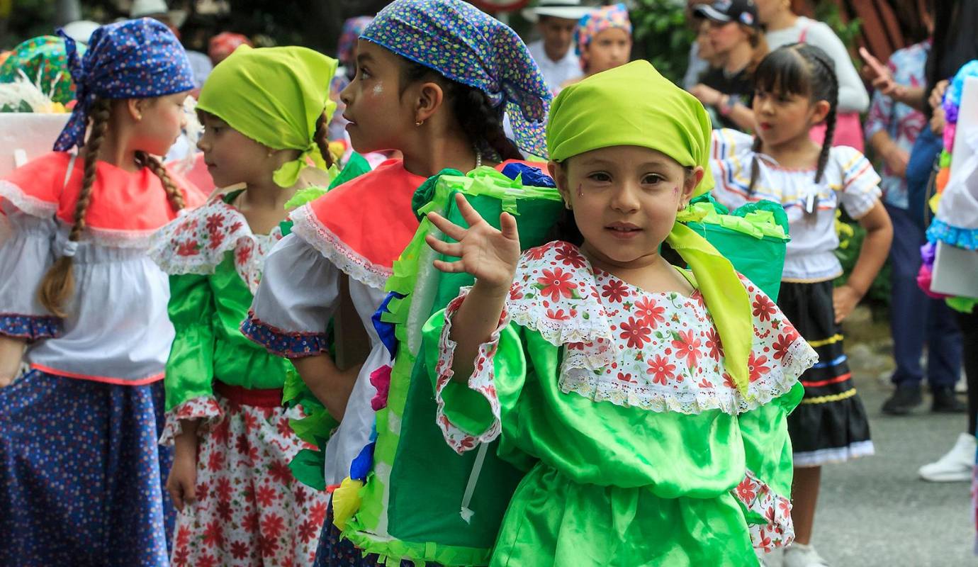 La 36ª edición del Desfile de Silleteritos en el barrio La Floresta se erigió como uno de los momentos más conmovedores y significativos de la Feria de las Flores. Foto: Camilo Suárez Echeverry