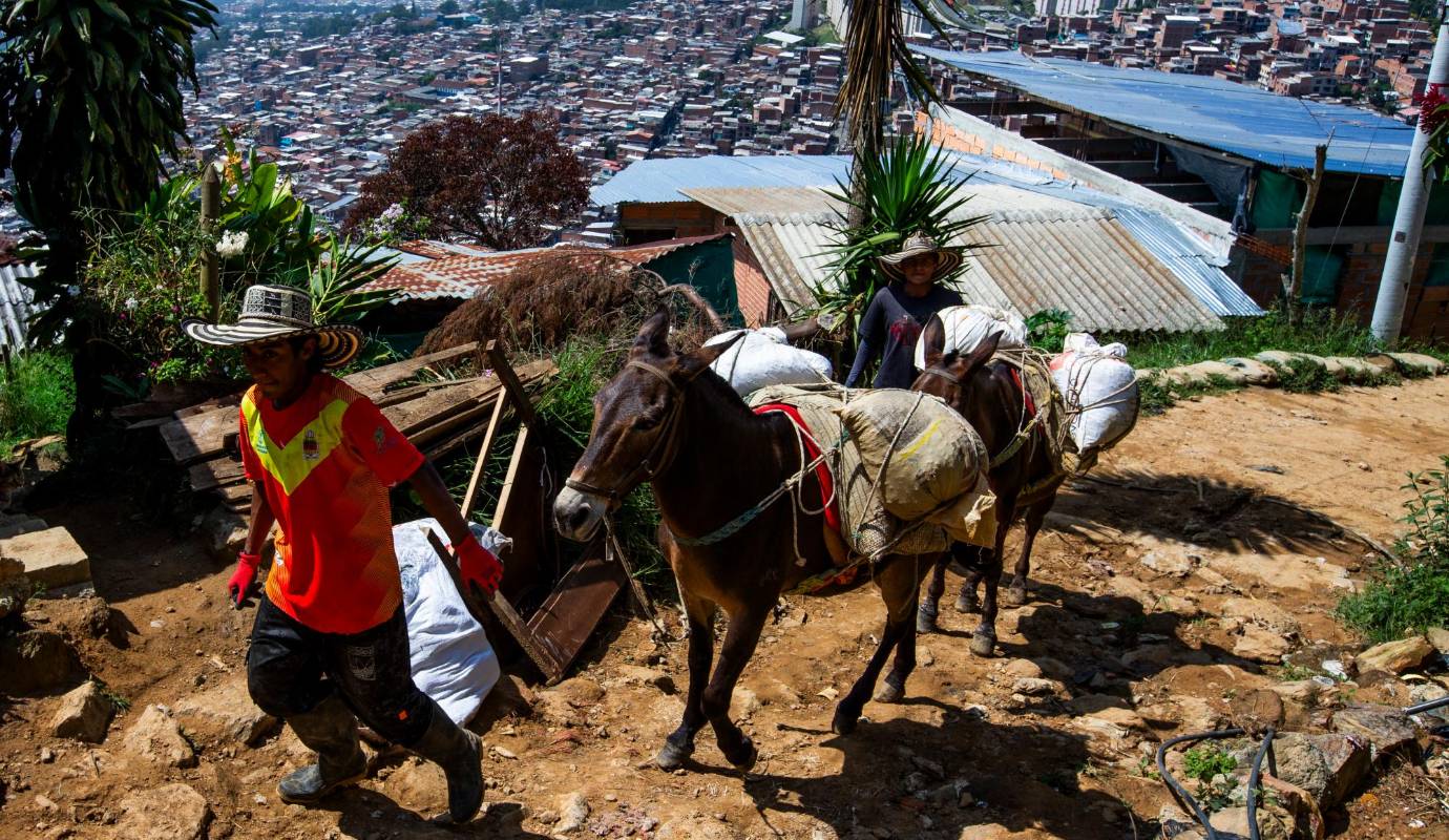 Los habitantes del barrio utilizan este medio de transporte por su bajo costo, su capacidad para acceder a zonas de difícil acceso. Foto: Julio César Herrera 