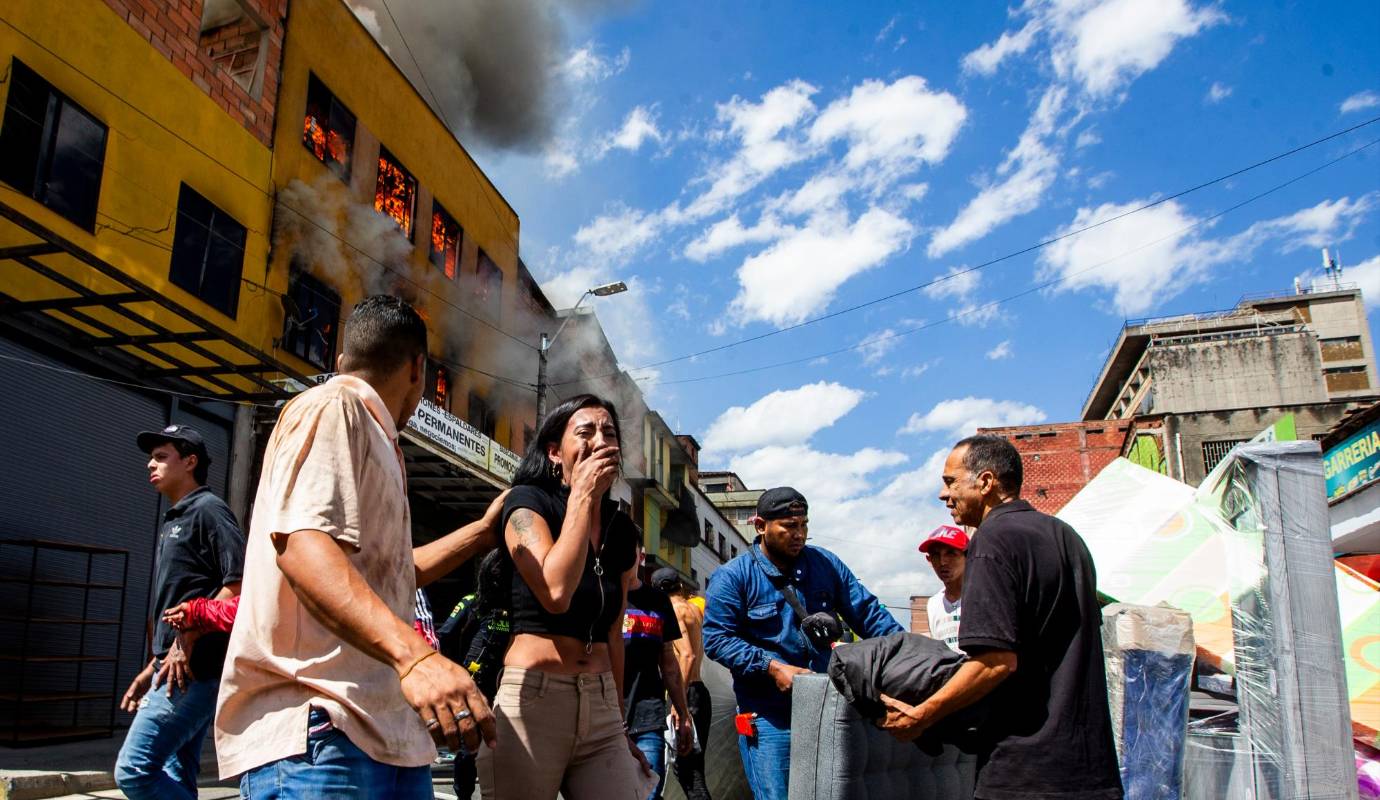 Bomberos de Medellín controlaron incendio en fábrica de colchones del Centro de Medellín. La conflagración se desató durante la mañana de este lunes y afectó a por lo menos otros tres edificios. Foto: Julio César Herrera