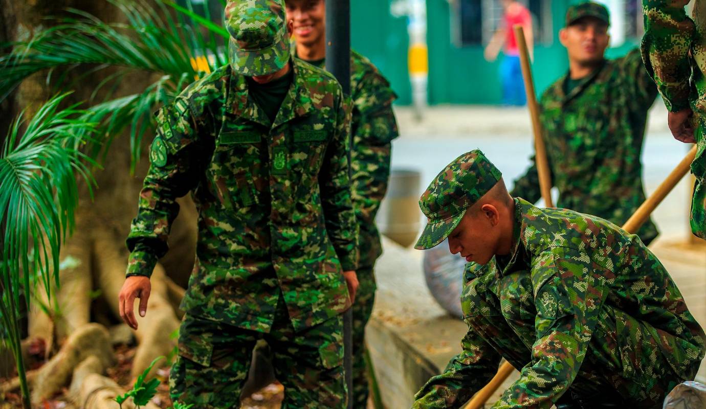 En esta jornada de aseo participaron integrantes del Centro Cultural la Huerta” Corredor Blue”, JAC la Candelaria, Asocomunal10, JAC Boston, Colegio Pedronel Ospina, Casa Juvenil Amigonianos, Batallon Pedro Justo Berrio, institucionalidad, Promotor de gobierno local, Inclusion Social, Gerencia del Centro, Policía Comunitaria. Foto: Camilo Suárez Echeverry