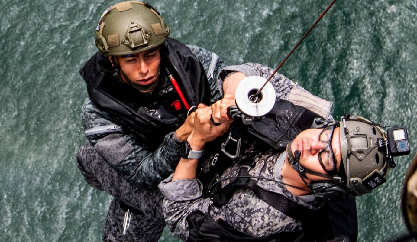 Las operaciones de rescate en aguas abiertas son fundamentales para la FAC, ya que le permiten actuar con precisión en emergencias como inundaciones, accidentes aéreos o incidentes en cuerpos de agua. Foto: Julio Herrera