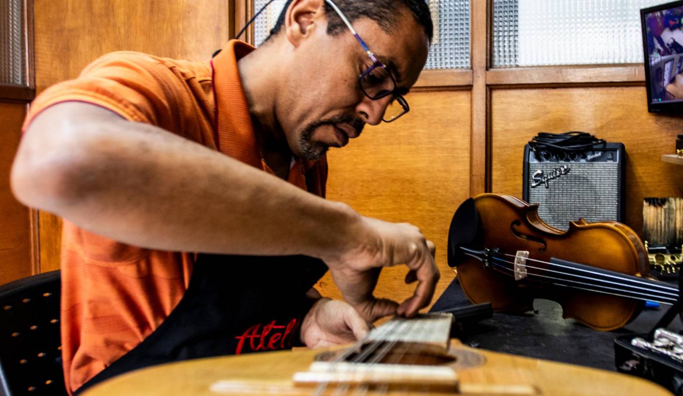 Su taller es un espacio donde la paciencia y la destreza se combinan para dar nueva vida a instrumentos desgastados por el tiempo y el uso. Foto: Julio César Herrera