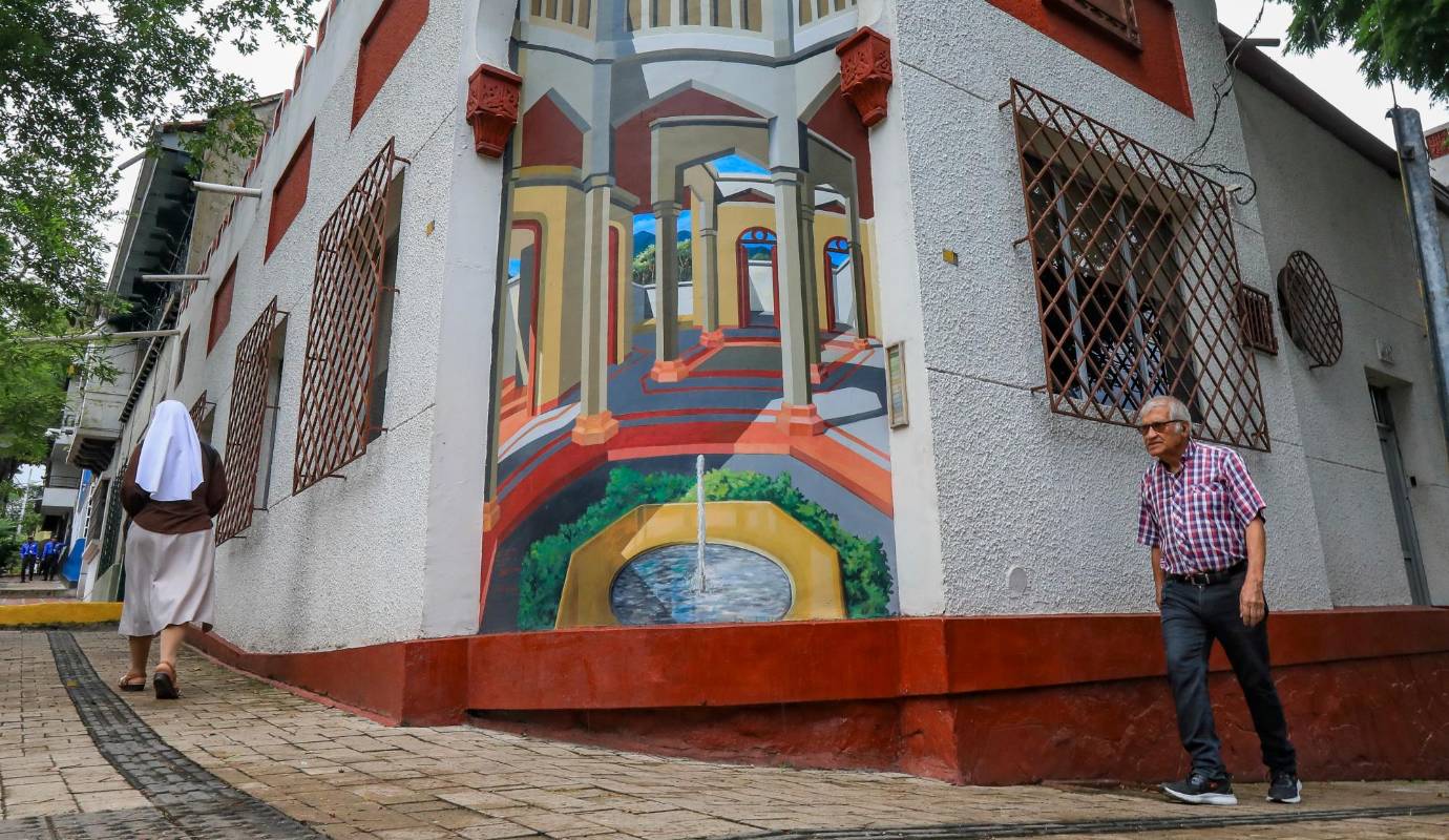 “Patio de una casa de Prado”. Este mural, ubicado en la carrera 50 con la calle 61, recrea una ventana que mira al interior de una casa, basado en una fotografía de Francisco Mejía de 1933. Foto: Esneyder Gutiérrez. 