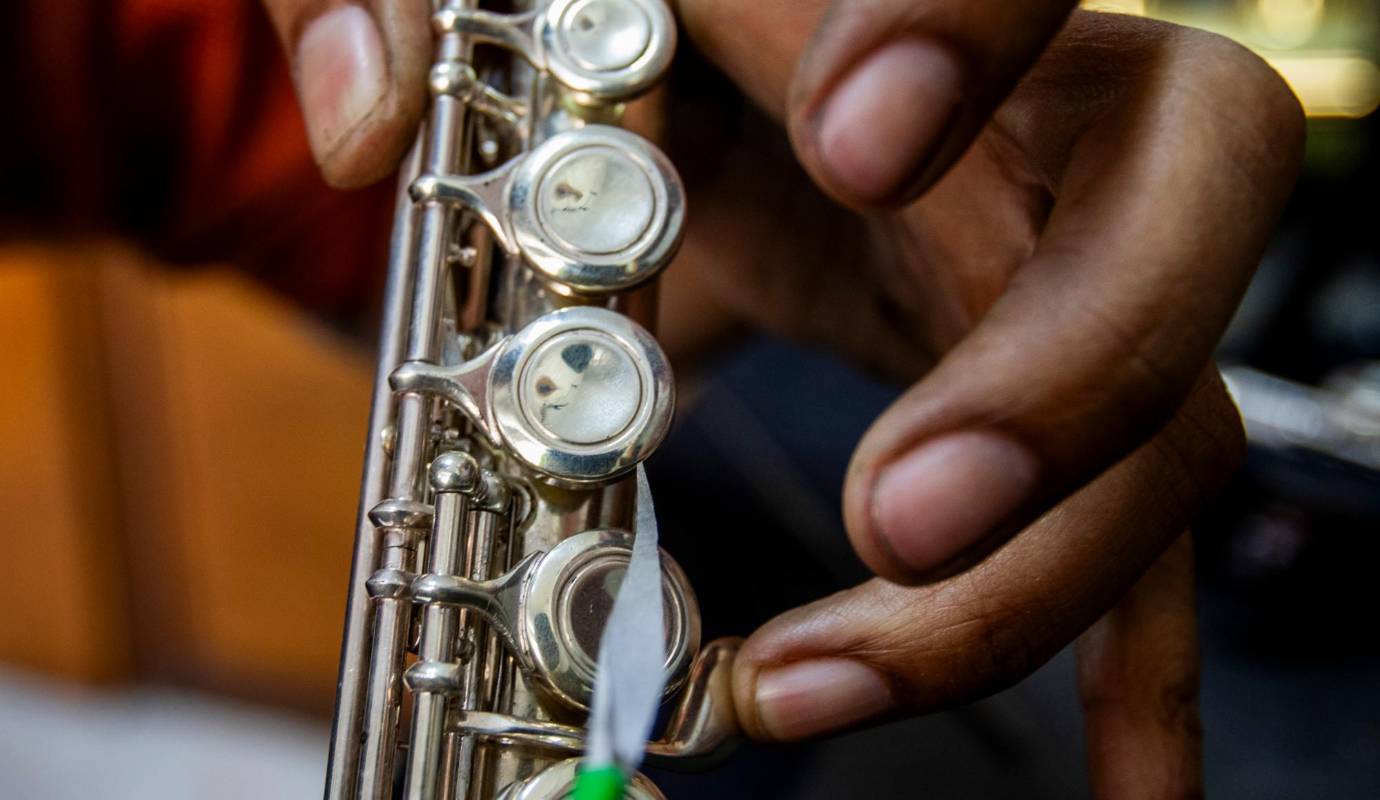 Pero su maestría no se limita solo a los instrumentos de viento. Con la misma dedicación, Sergio trabaja con instrumentos de cuerda pulsada, como violines, violas y guitarras. Foto: Julio César Herrera