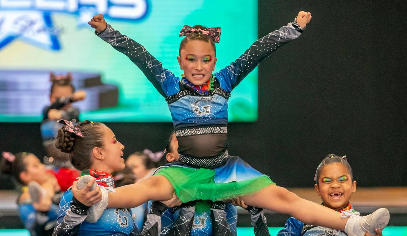 Desde las categorías colegiales hasta las más avanzadas, los equipos participantes presentaron rutinas espectaculares que combinaron acrobacias, bailes y coreografías. Foto: Juan Antonio Sánchez