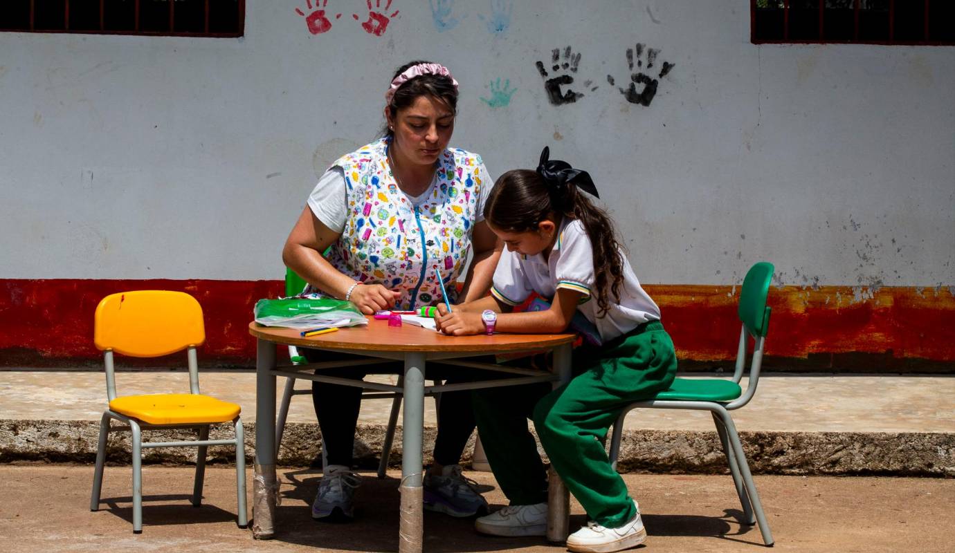 Profesora Katherine y Salomé diariamente viven la jornada escolar sin más compañía que el canto de las aves. Fotos Julio César Herrera.