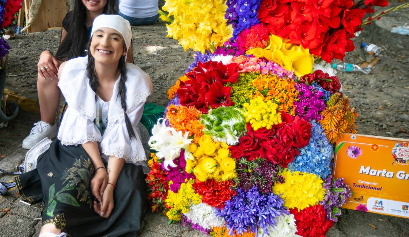 El recorrido, acompañado por agrupaciones musicales, danzas folclóricas y un ambiente festivo, atrajo a cientos de espectadores que aplaudieron con entusiasmo cada paso de los silleteros. Foto: Esneyder Gutiérrez 