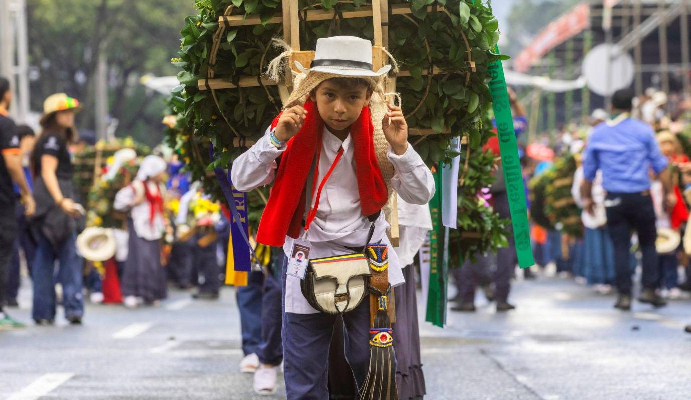 Julian Ramírez Amariles ganador en la categoría Infantil. Con silletas que narraron historias, homenajes y representaciones culturales, estos silleteros han demostrado una vez más la grandeza de esta tradición. Foto: Esneyder Gutiérrez