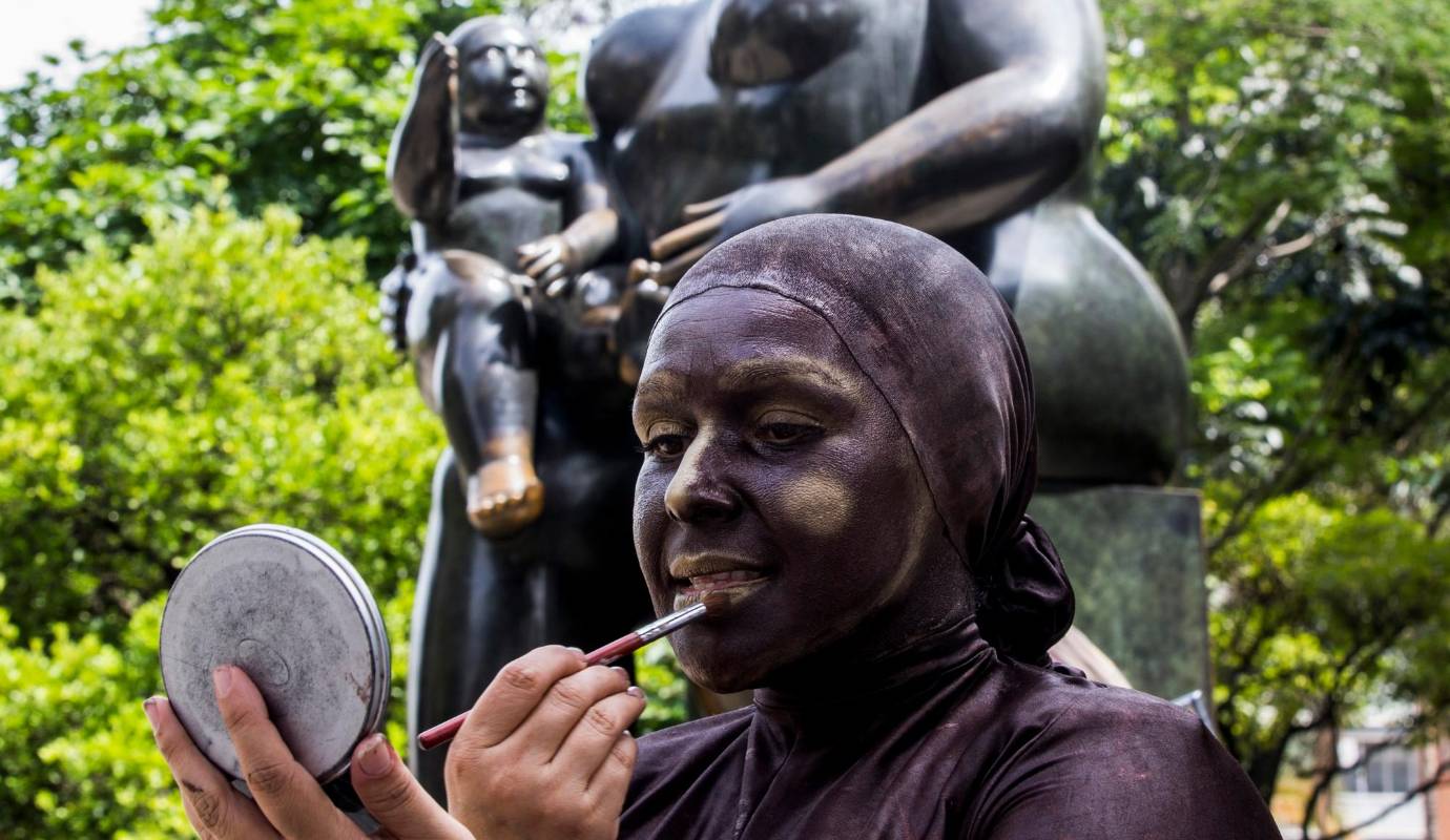 Lo primero que hizo cuando llegó a Medellín fue disfrazarse de personajes de película para ganarse algunos pesos. Fue Minnie Mouse, Mamá Noel y Grinch, y caminaba con los pesados trajes alquilados por los alumbrados del río. Combinaba el rebusque con el aseo en casas de familias. Foto: Julio César Herrera.