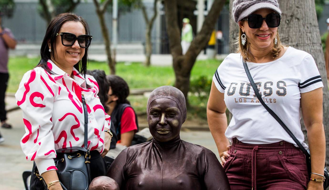 Turistas de todo el mundo posan con La Maternidad hecha carne. Mireya les sonríe y se despide: “Que disfruten el recorrido, feliz resto de día”. Foto: Julio César Herrera.