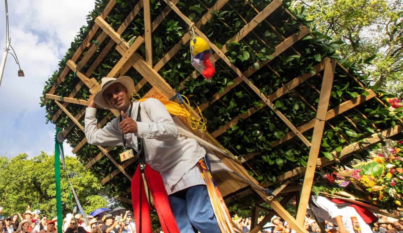 Edwin Camilo Ramírez Atehortúa ganador en la categoría Artística. Este año, el Desfile de Silleteros no solo cerró con broche de oro, sino que dejó una huella imborrable en los corazones de quienes lo presenciaron. Foto: Esneyder Gutiérrez