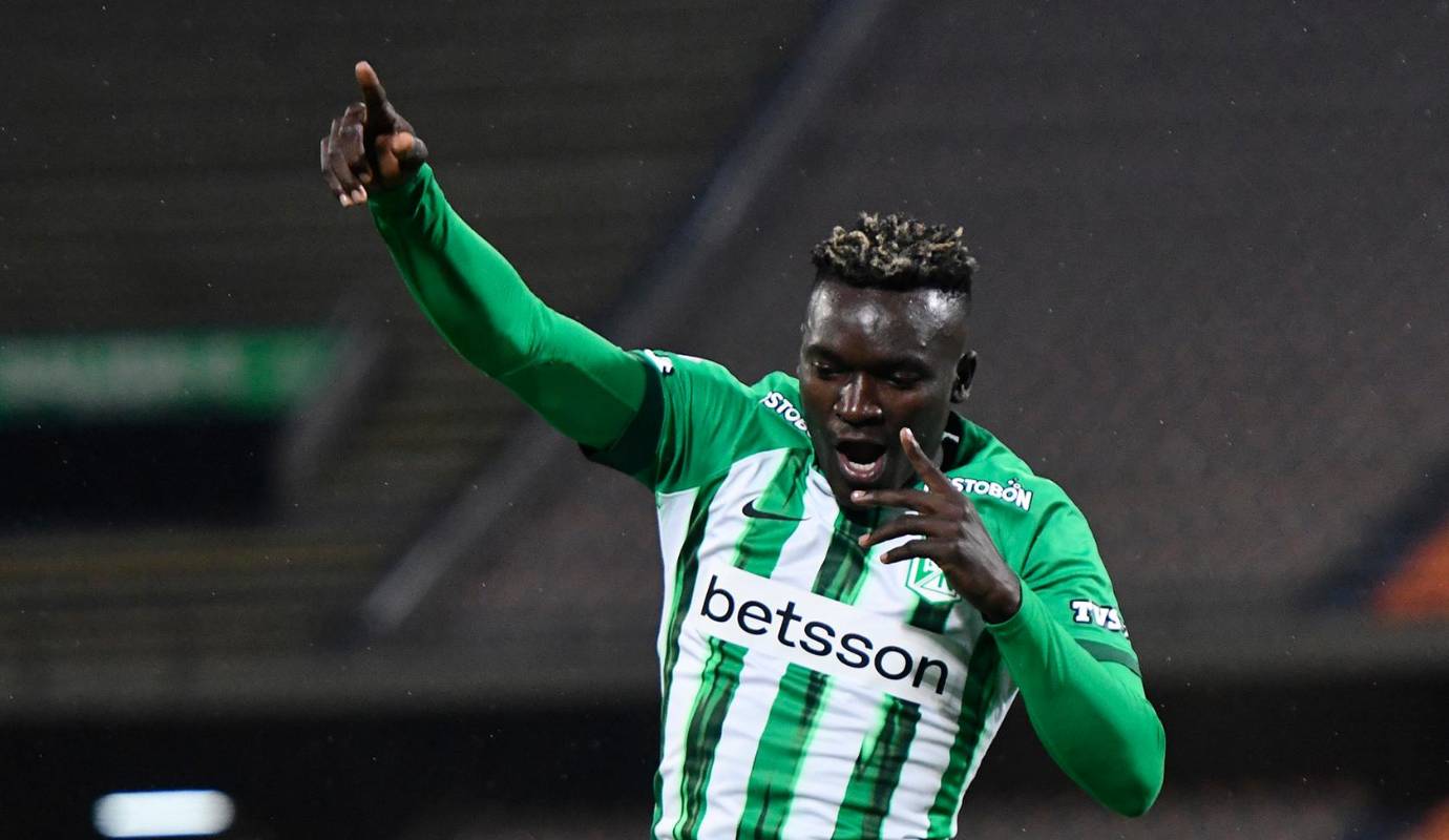 La noche comenzó con promesas de triunfo. Tan solo a los dos minutos de juego, Edwin Cardona con una visión quirúrgica, habilitó a Kevin Viveros con un pase preciso. Viveros, que ha sabido aprovechar la ausencia de Alfredo Morelos en la delantera, no falló. Con serenidad y precisión, cruzó su remate al palo derecho, superando al arquero Marmolejo. Foto: Manuel Saldarriaga Quintero