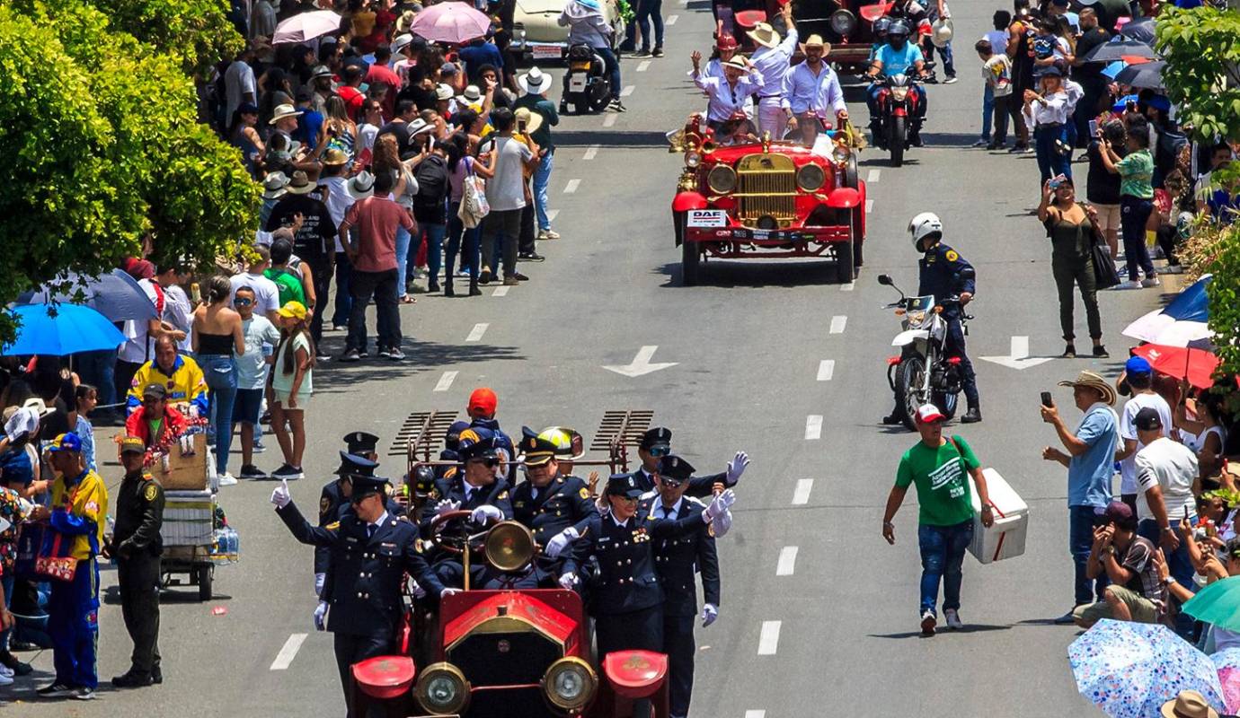 El recorrido, que atrajo a miles de espectadores, fue una verdadera fiesta para los amantes de los autos antiguos. Foto: Camilo Suárez