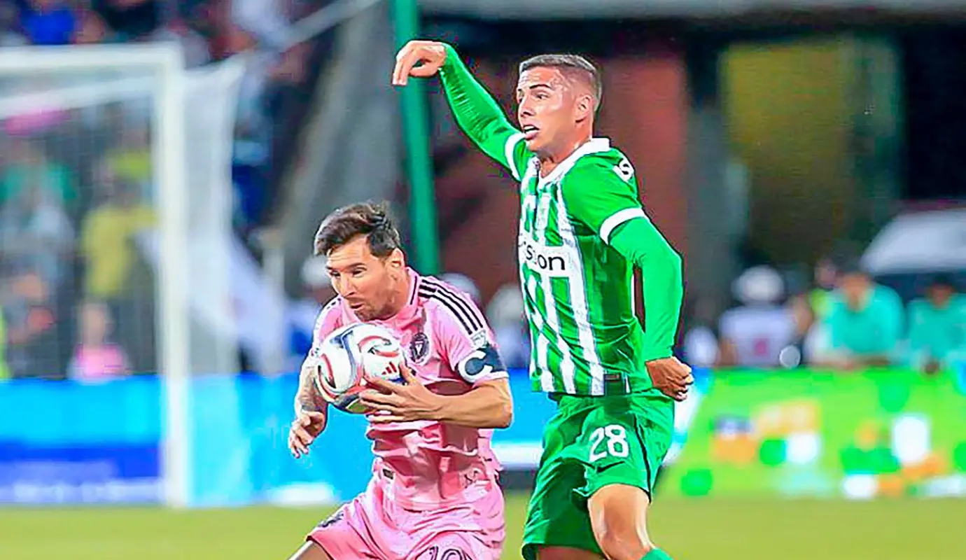 A diferencia de su visita en 2013, donde la explosividad y los arranques individuales eran su sello distintivo, el Messi de hoy dio una muestra magistral de lo que los analistas llaman “el arte de saber caminar la cancha”. Durante los 76 minutos que estuvo en el terreno de juego, el argentino no necesitó correr grandes distancias para ser el jugador más influyente. Foto: Camilo Suárez