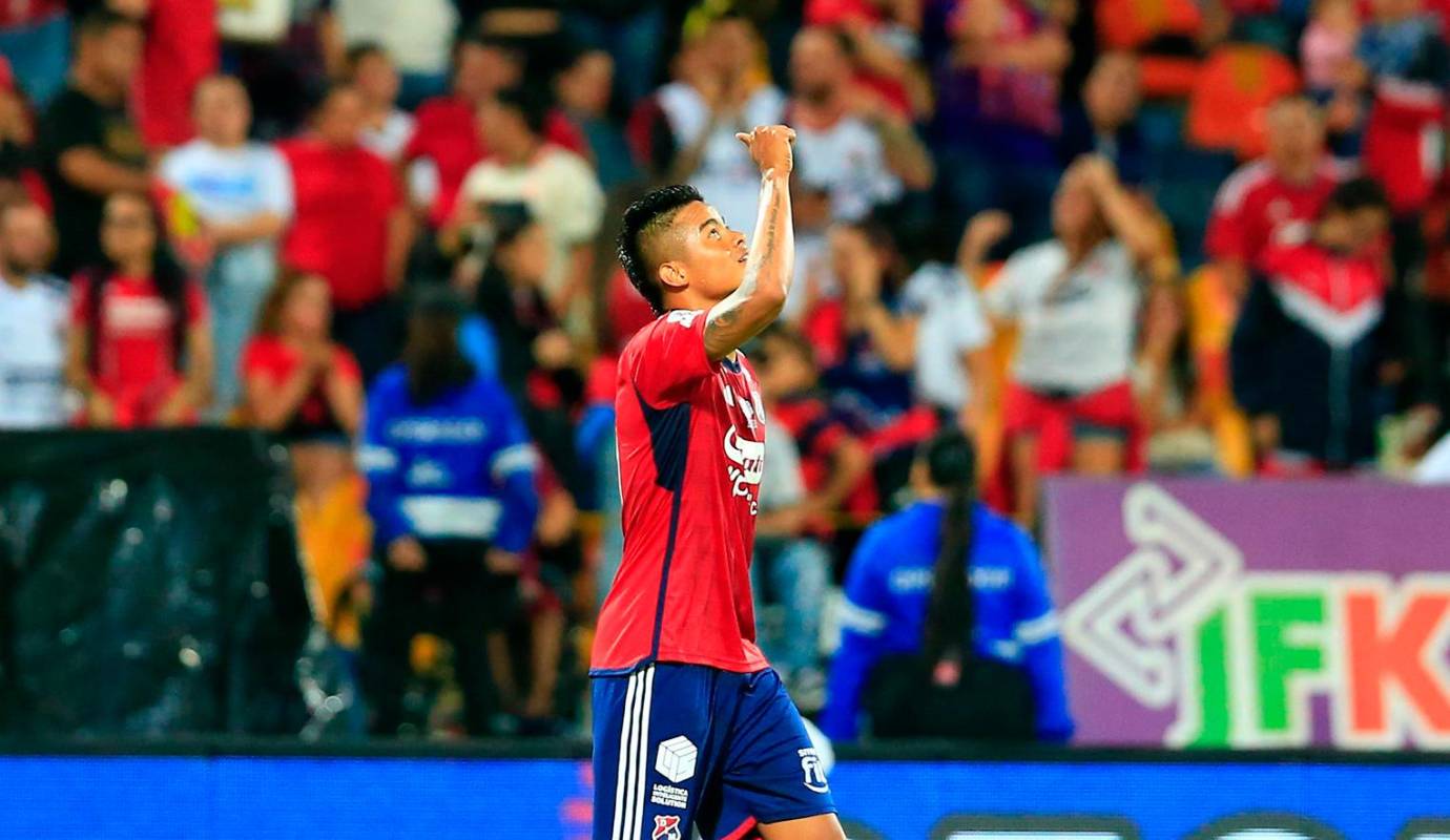 El único gol del compromiso llegó en el tiempo de adición de la primera parte. Luis Fernando Sandoval fue el encargado de darle la victoria al ‘Poderoso de la Montaña’. Foto: Camilo Suárez Echeverry