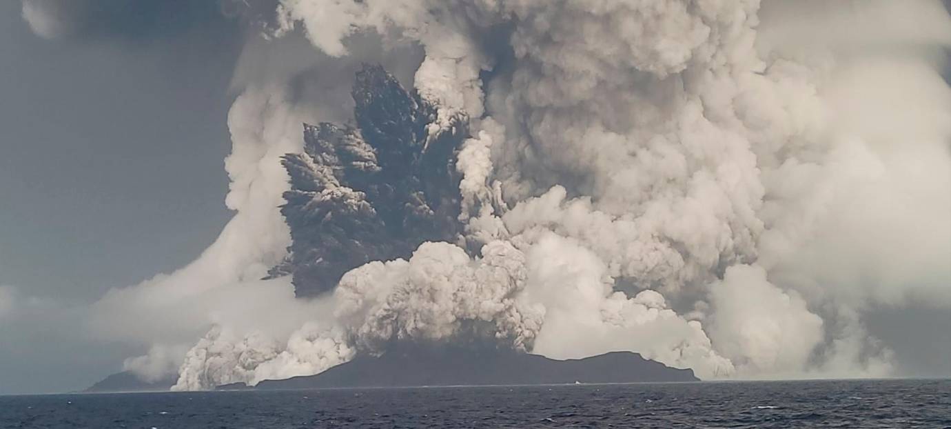 Ecuador emitió este sábado una advertencia de tsunami para la Isla Santa Cruz, en el centro del archipiélago de Galápagos, tras detectar perturbaciones marinas como consecuencia de la erupción volcánica cerca de Tonga. Foto: Servicio geológico de Tonga