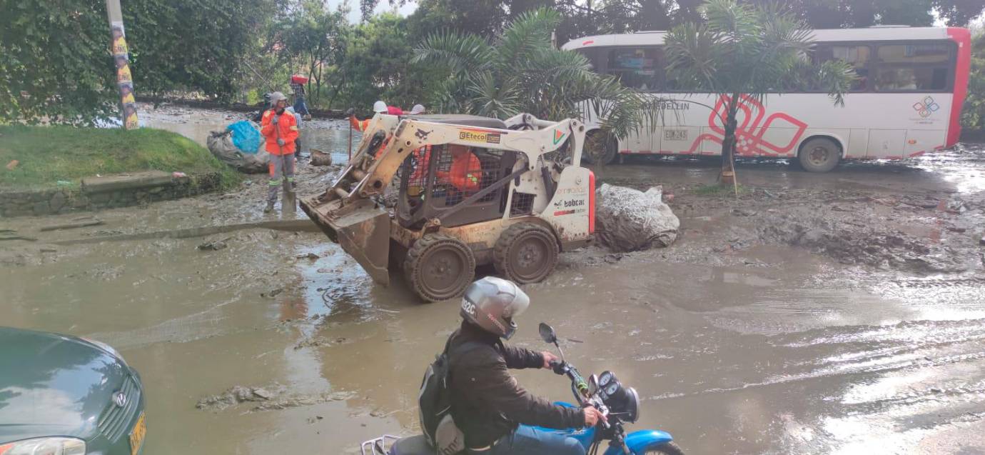 La movilidad se ha visto afectada en la mañana de este miércoles por la cantidad de lodo acumulado sobre varias vías de Medellín. FOTO JULIO CÉSAR HERRERA