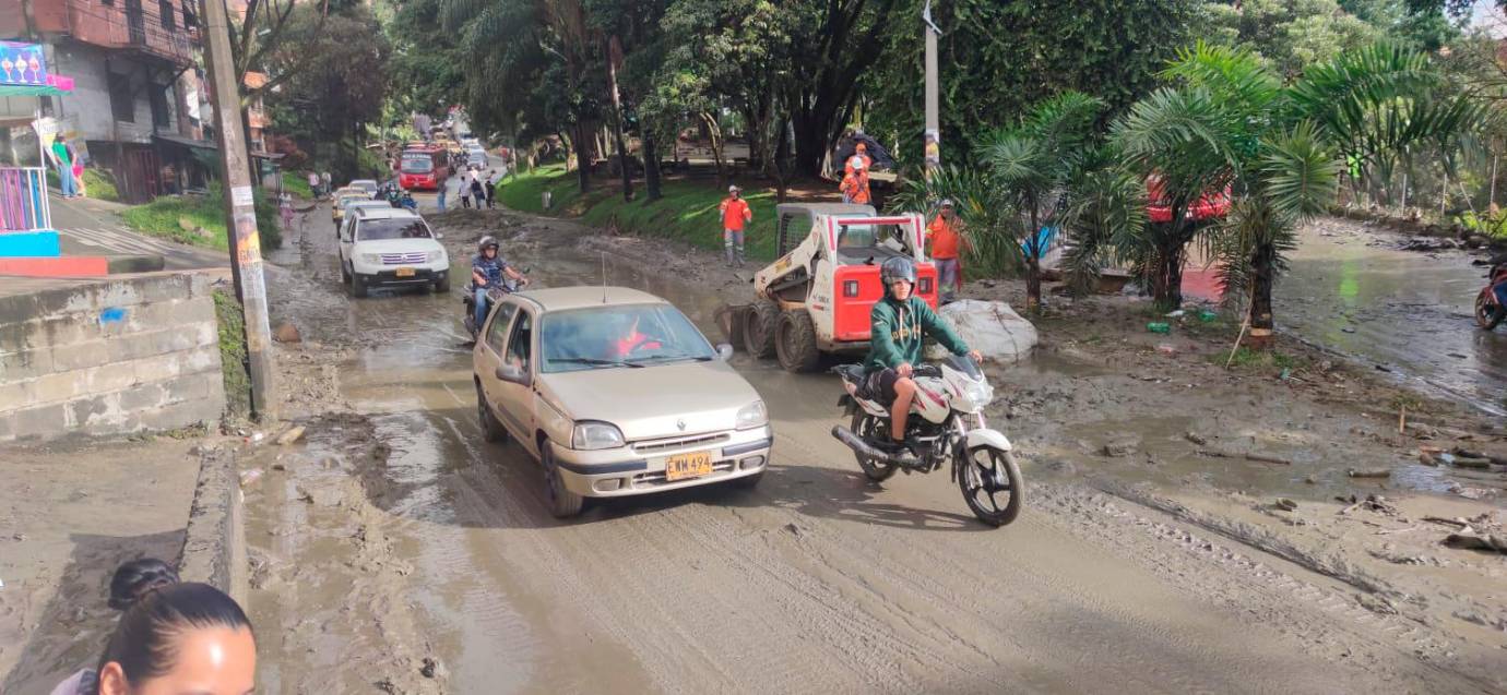 La movilidad se ha visto afectada en la mañana de este miércoles por la cantidad de lodo acumulado sobre varias vías de Medellín. FOTO JULIO CÉSAR HERRERA