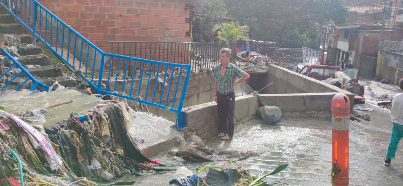 Las lluvias causaron emergencias en distintos puntos de la ciudad que dejan hasta el momento 70 familias afectadas. FOTO JULIO CÉSAR HERRERA