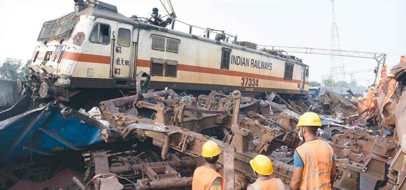 El convoy de pasajeros chocó con el tren de carga a una velocidad de 130 km/h, tres vagones quedaron tendidos sobre la vías férreas. Foto: Getty