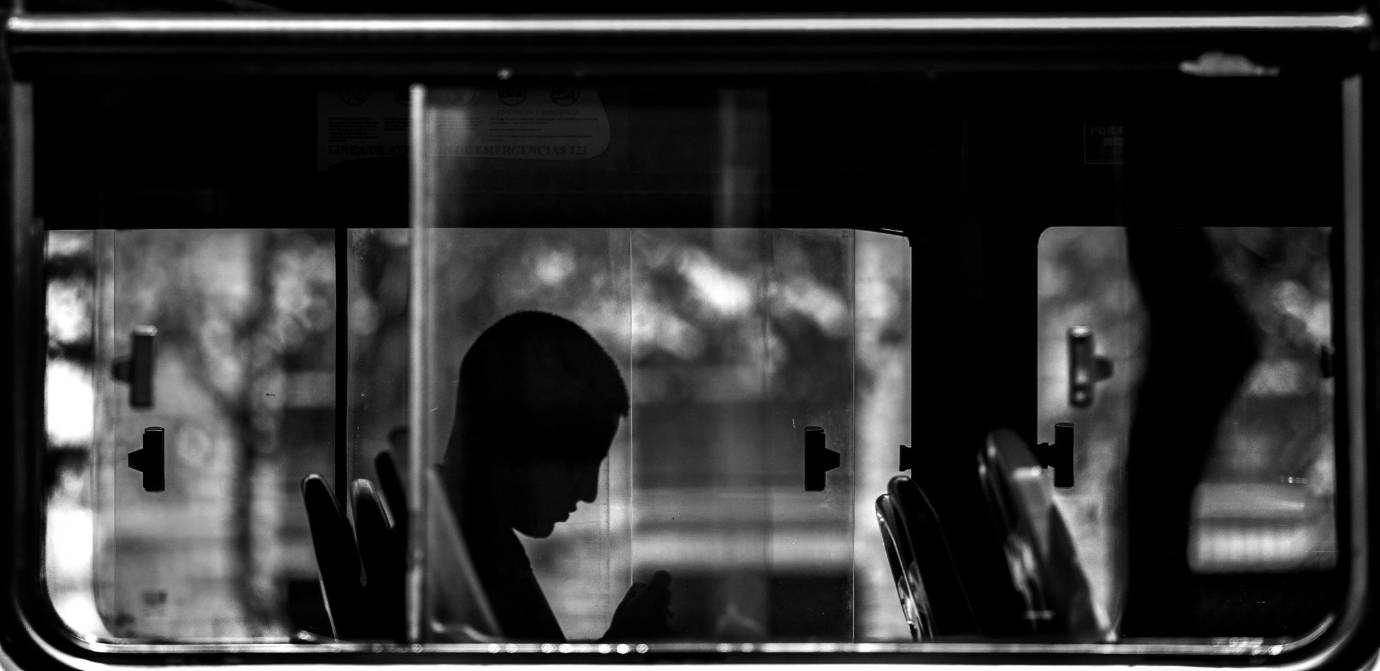 La vida cotidiana también se refleja por las ventanas de los buses de servicio público. Foto: Camilo Suárez