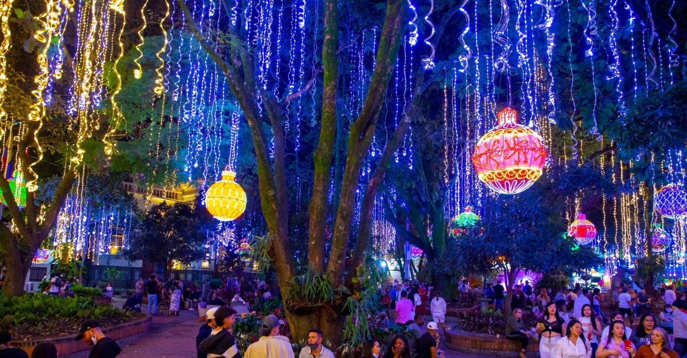 Los municipios del área metropolitana del Aburrá abren sus puertas a los visitantes con sus luces de colores.