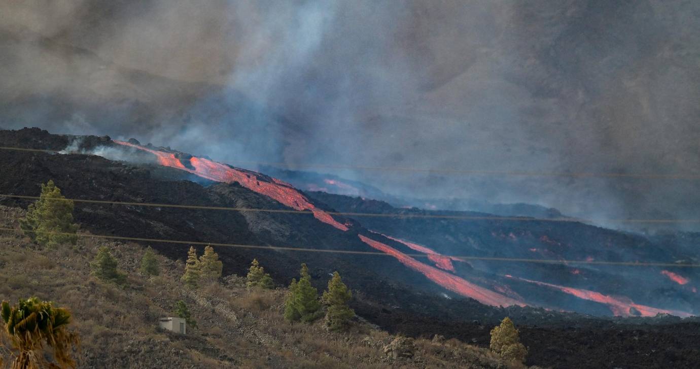 Cumbre Vieja, en España, cumple un mes desde su inicio de actividad afectando a más de 7.000 personas. Foto EFE