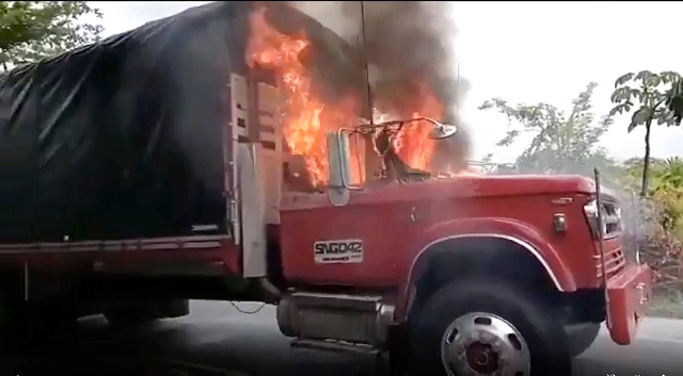 En Caucasia, donde se han registrado diferentes vehículos incinerados, el Gobierno ordenó que 500 militares realicen patrullajes para garantizar el orden en las vías afectadas. Camión en llamas entre Caucasia y Valdivia en el sector Guarumo. FOTO: CORTESÍA.