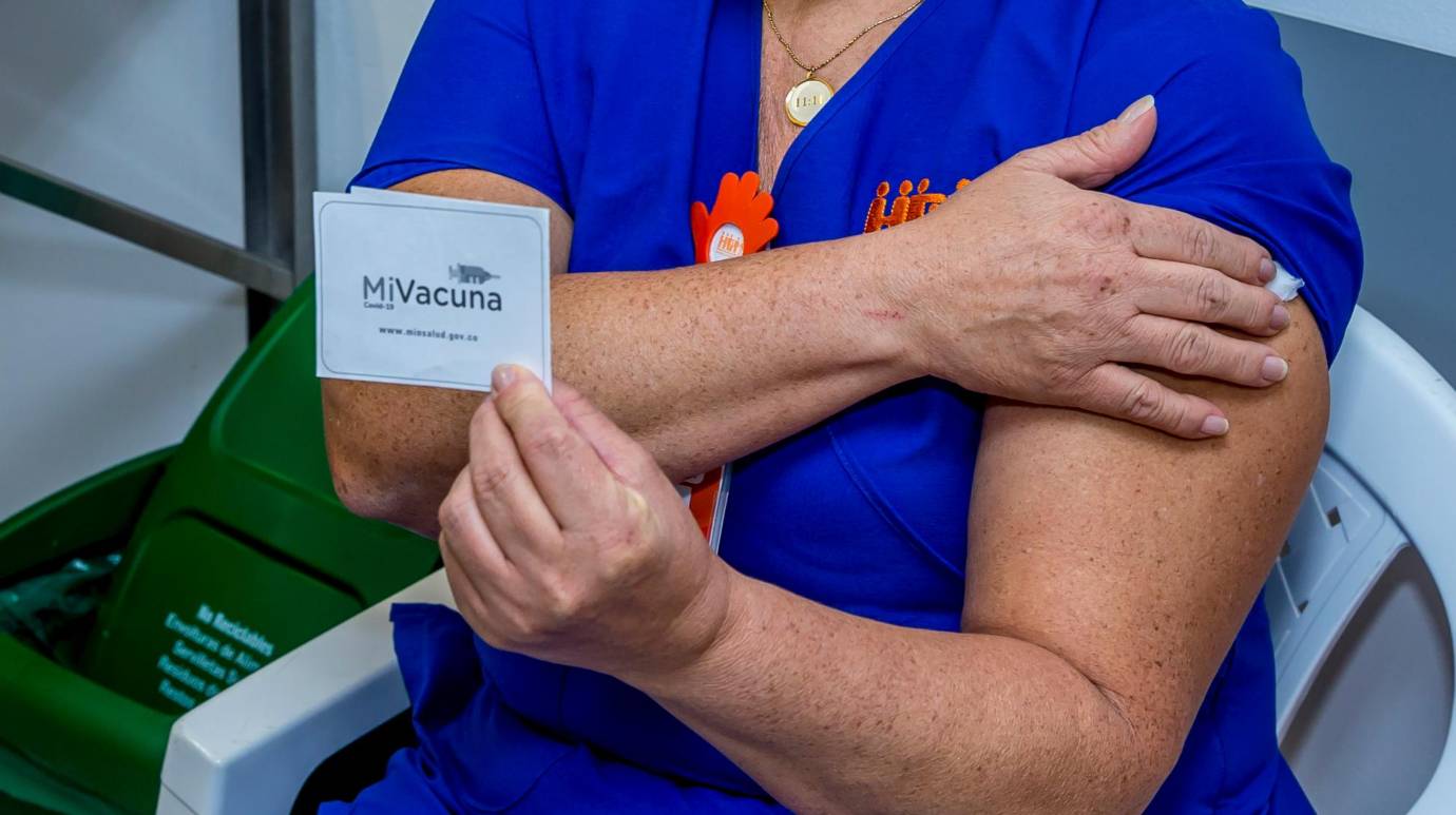 Alba Rocío Montoya, enfermera de la Unidad de Cuidados Intensivos del Hospital General de Medellín, fue la primera en recibir la primera y segunda dosis de la vacuna. Foto Juan Antonio Sánchez Ocampo