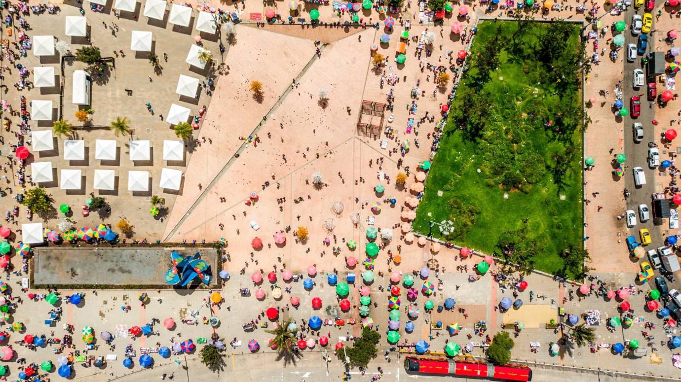El mercado San Victorino en Bogotá visto desde el aire el 23 de diciembre del 2020, cada navidad este es el sector a donde muchos bogotanos van en búsqueda de los regalos para sus familiares. Foto: Andrés Moyano