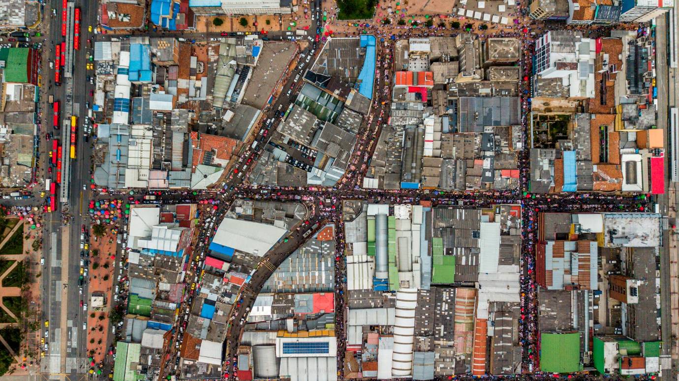 El mercado San Victorino en Bogotá visto desde el aire el 23 de diciembre del 2020, cada navidad este es el sector a donde muchos bogotanos van en búsqueda de los regalos para sus familiares. Foto: Andrés Moyano