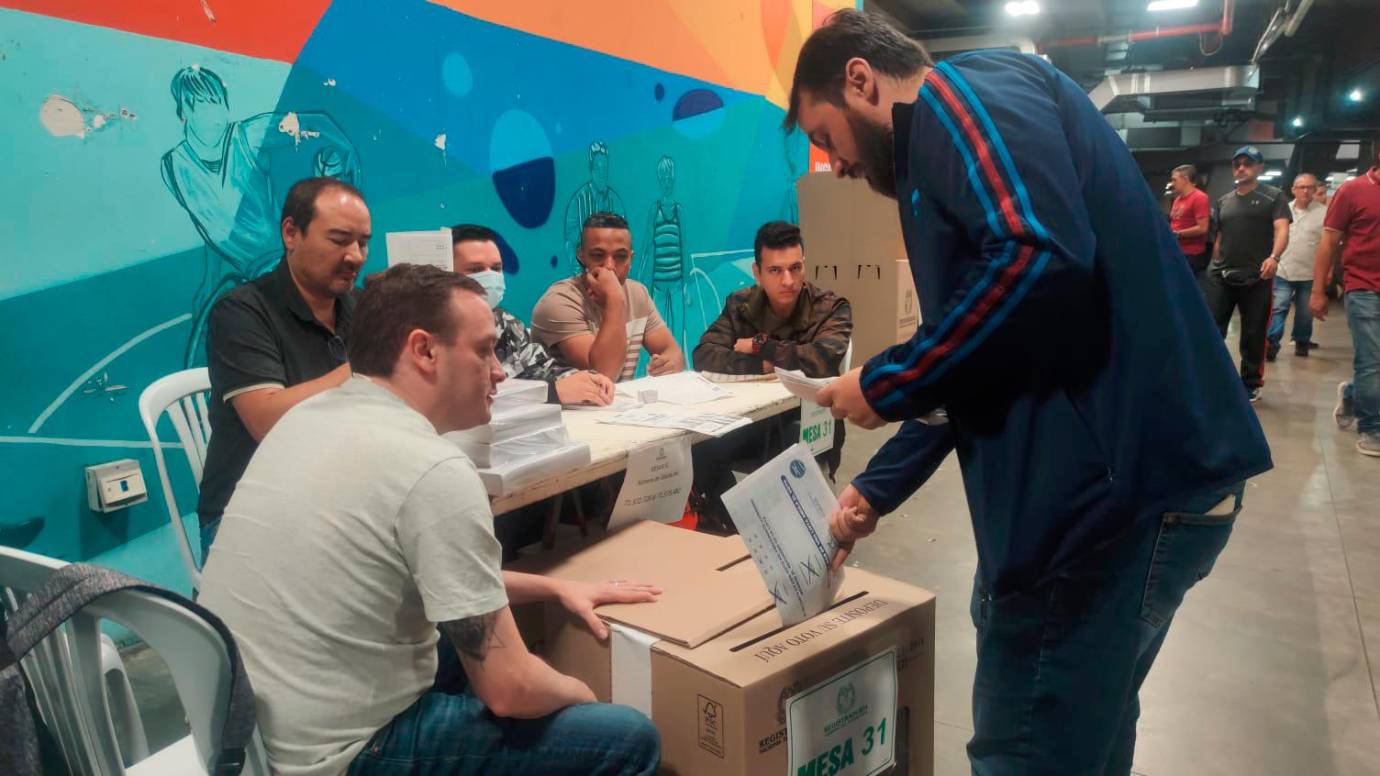 A las 8:00 de la mañana, el gobernador de Antioquia, Aníbal Gaviria, declaró oficialmente instaladas las elecciones regionales en Antioquia, un departamento en el que hay un total de 5.243.747 personas aptas para votar. Por su parte, del total de electores, 4.301 son extranjeros. Estas personas solo pueden votar para elegir alcaldes, concejales y ediles, pero no gobernadores y diputados. Foto: Julio César Herrera. 