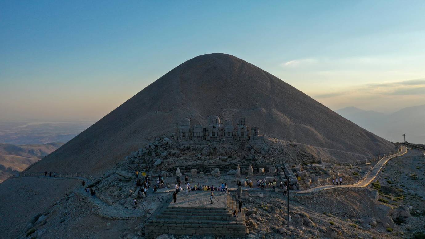  Turistas de todos los rincones del mundo visitan la tumba-santuario en la cima del monte Nemrut en la provincia de Adiyaman, Turquía. Fotos Getty
