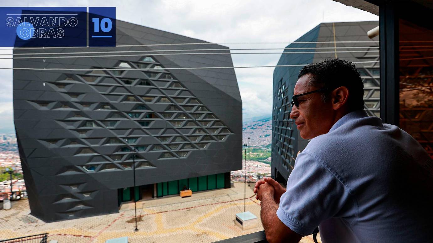 Tras 20 años de participar en la ejecución de la obra -desde su planeación-, Taborda afirma que, aunque el proceso ha sido difícil, la comunidad tiene grandes expectativas: “Vemos que hay voluntad política porque nos han acompañado en los diferentes espacios. La comunidad ha luchado esta biblioteca, la ha tratado de conservar, la ha vigilado, la ama y la anhela”. En la foto, Adolfo Taborda desde la ventana de la Junta de Acción Comunal.