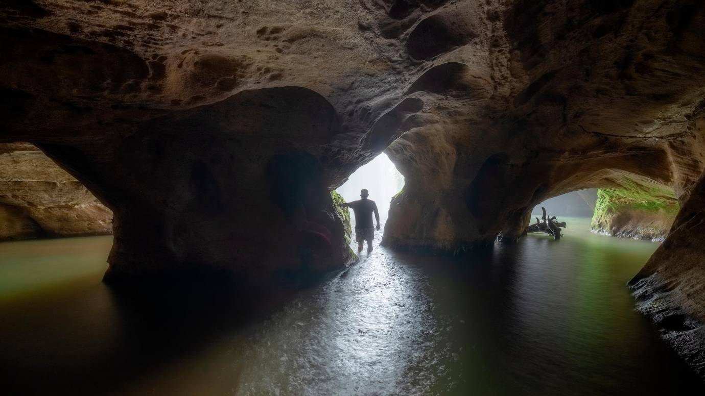 Interior de la caverna que se encuentra al rededor de la cascada El Santuario. FOTO: @luismunozfotografia