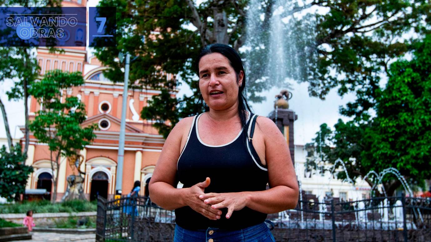 Durante los siete años que tomó la construcción, Sandra persistió como veedora ciudadana. Acudió a la Administración Municipal, a la Personería, interpuso PQRS a la interventoría y asistió a reuniones con diferentes actores. Fue hasta el año 2023 que, gracias a la insistencia de Sandra, la Contraloría General de la República hizo presencia en el territorio y llamó la atención de todas las entidades implicadas. Una vez investigada la obra, la CGR advirtió la posibilidad de una multa para el municipio si no se realizaban acciones concretas en pro de la culminación del proyecto. En la foto, Sandra Álvarez en el Parque Principal de Amalfi.