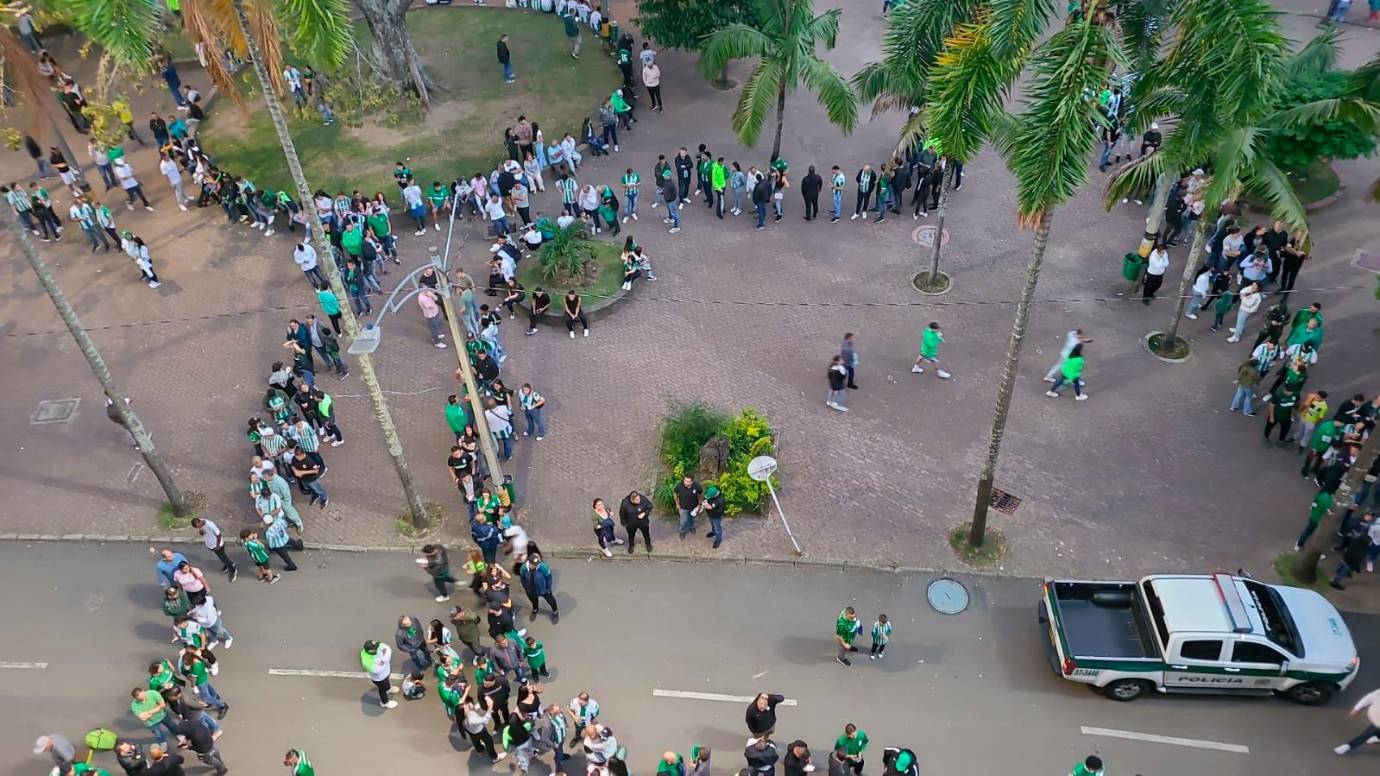 A las afueras del estadio muchos hinchas no entendían qué pasaba. FOTO Cortesía