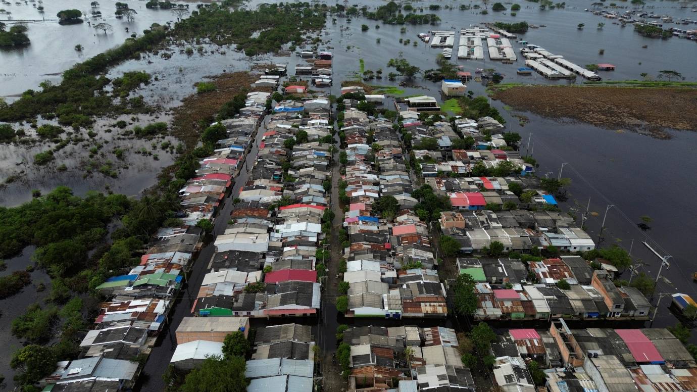 En Montería están las comunidades más golpeadas. Dos semanas después de la inundación, barrios enteros intentan recuperar algo parecido a la normalidad, pero la hazaña no es solo económica sino emocional. Foto: Manuel Saldarriaga Quintero.