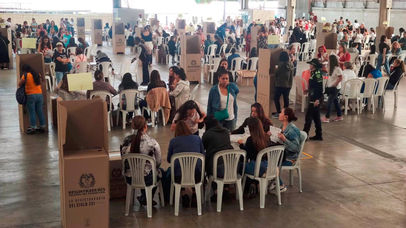 Sobre las 9:30 de la mañana continuaron, sin ninguna novedad, las votaciones en Plaza Mayor. Foto: Julio César Herrera. 