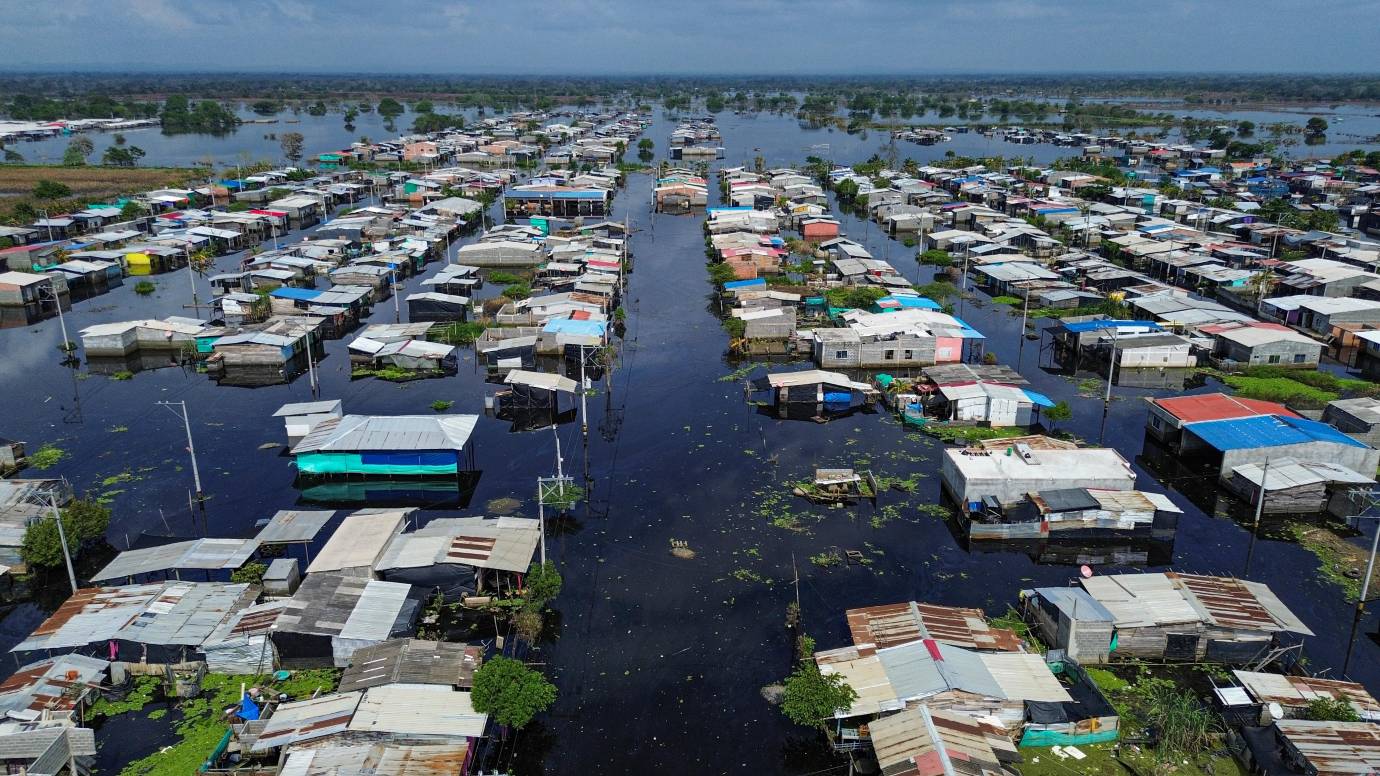 “Aunque sea con baldes sacamos el agua” Eso piensan en el barrio Los Colores de Montería. Y no, esa agua no sale a punta de balde. Las imágenes capturadas por el dron no muestran una cuadra inundada, muestran barrios enteros. Foto: Manuel Saldarriaga Quintero.