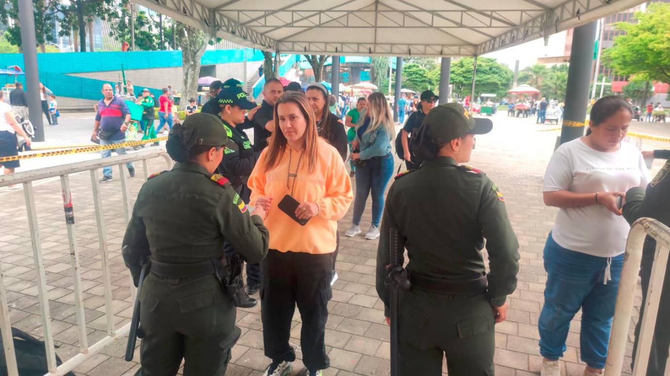 Por su lado, la Policía Nacional implementó controles de seguridad en la entrada de Plaza Mayor. Foto: Julio César Herrera. 