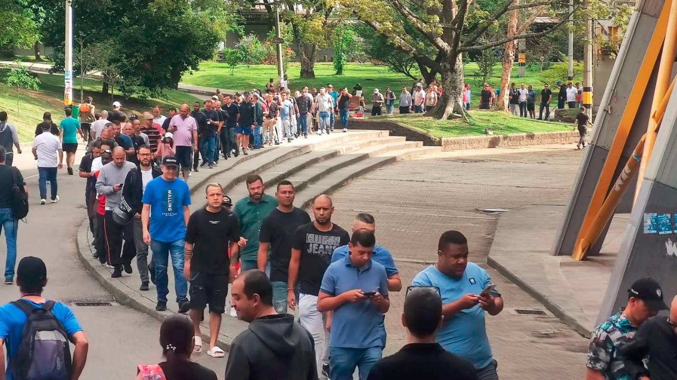 La gente de Medellín madrugó a votar. Sobre las 8:30 de la mañana una impresionante fila casi le daba la vuelta al estadio Atanasio Girardot. Foto: Julio César Herrera. 