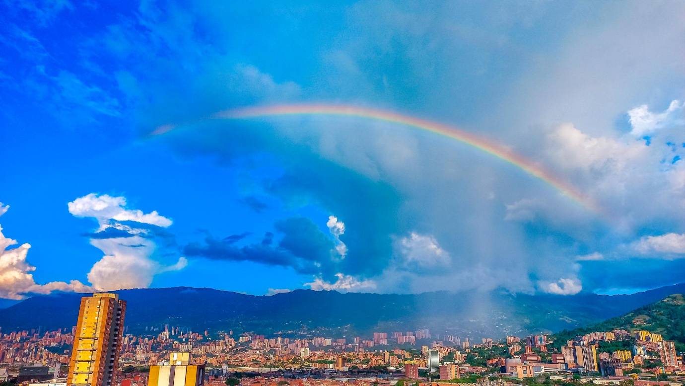 La frías y lluviosas tardes que soportan los habitantes del Valle de Aburrá se ven recompensada con este regalo de la naturaleza. Foto: Juan Antonio Sánchez 