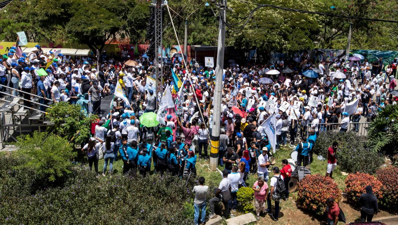 La concentración política se realizó en la calle Machado, a la altura de la estación Acevedo del metro. FOTO: JAIME PÉREZ. 