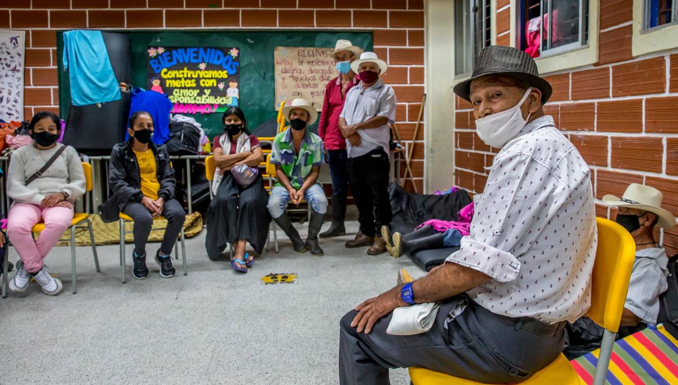 En los albergues reina la incertidumbre, los campesinos cuentan que la mayoría de líderes veredales recibieron hace dos semanas llamadas anónimas en las que se les ordenaba abandonar sus hogares en un plazo de 24 horas. Foto Juan Antonio Sánchez Ocampo