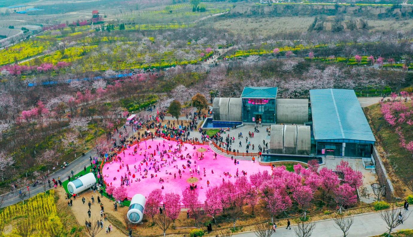 Desde el aire, se puede observar la arena rosada que cubre gran parte del lago Qiandao y se compenetra con la naturaleza que esta a sus alrededores. FOTO : GETTY 