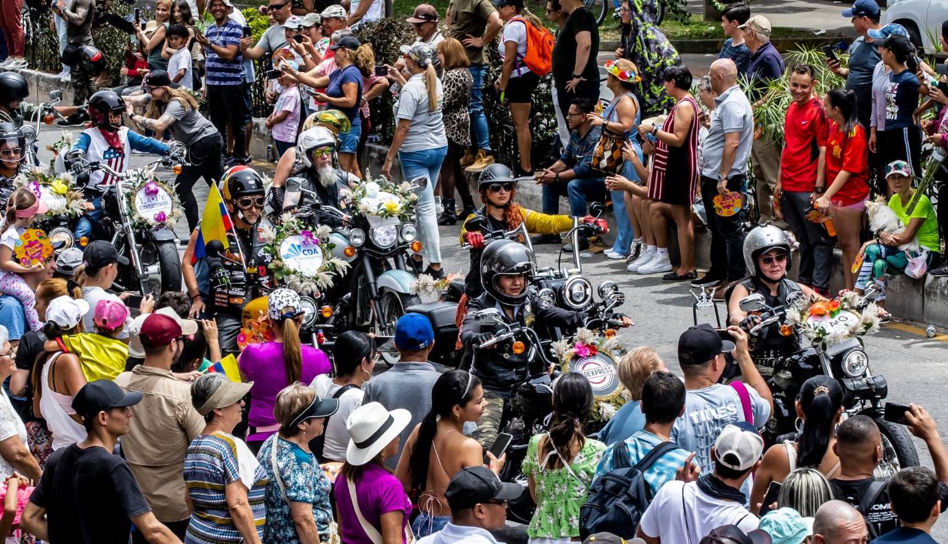 El público disfruto con el paso de las motos. FOTO: Jaime Pérez
